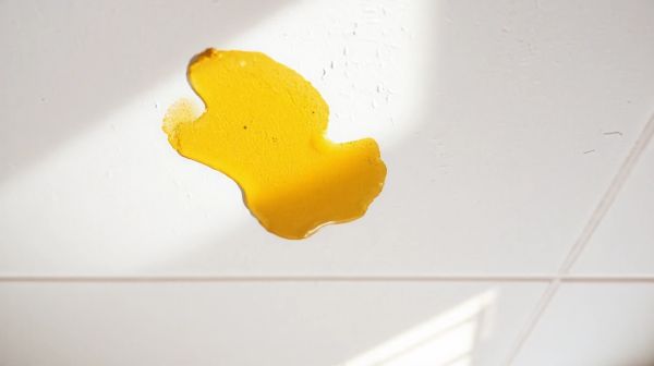 Solutions pratiques pour éliminer une tache jaune au plafond